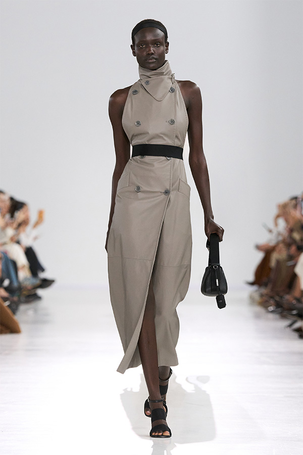 Max Mara Spring/Summer 2026 Fashion Show - Grey Look with Sleeveless Trench and Black Bag.